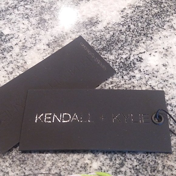 KENDALL + KYLIE Face Mask. 2 x Reusable Face Masks as pictured. - Picture 5 of 6